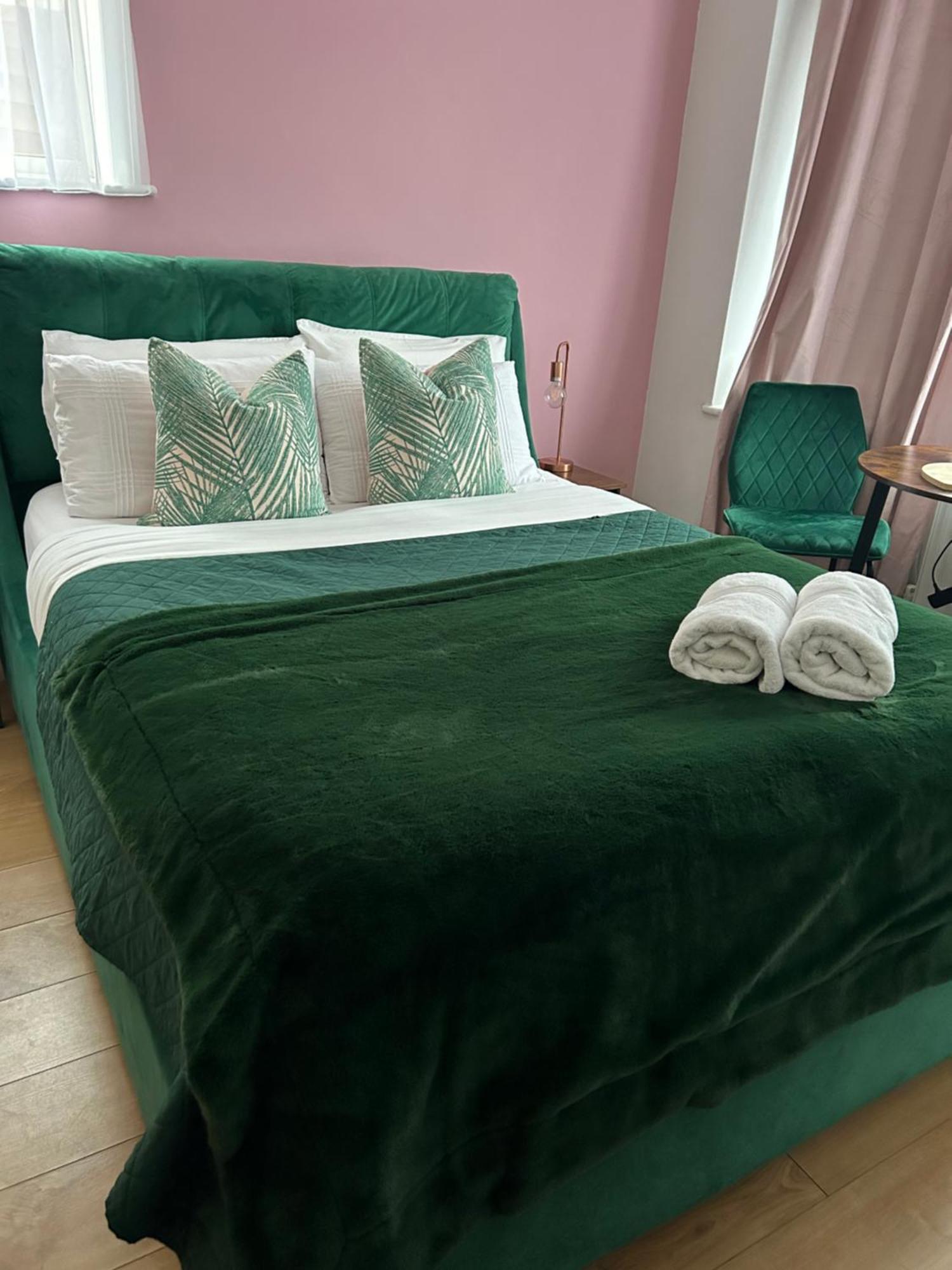 The Lily Pad Near Poole Dorset Self Contained Private Entrance And Free Parking Hotel Corfe Mullen Exterior foto