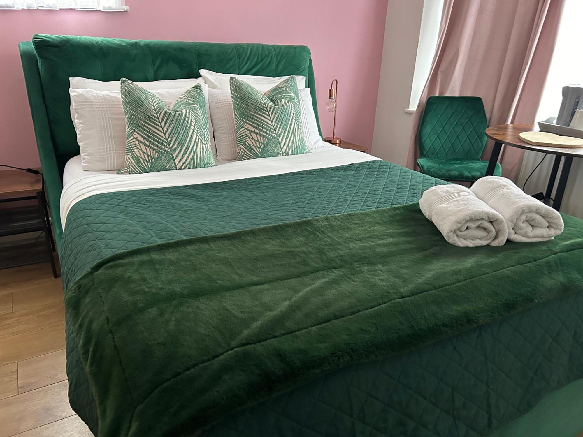 The Lily Pad Near Poole Dorset Self Contained Private Entrance And Free Parking Hotel Corfe Mullen Exterior foto