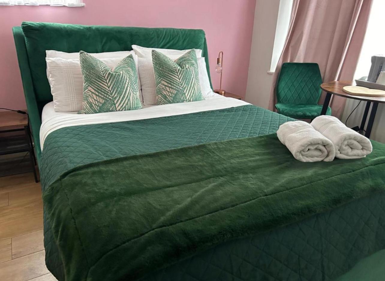 The Lily Pad Near Poole Dorset Self Contained Private Entrance And Free Parking Hotel Corfe Mullen Exterior foto